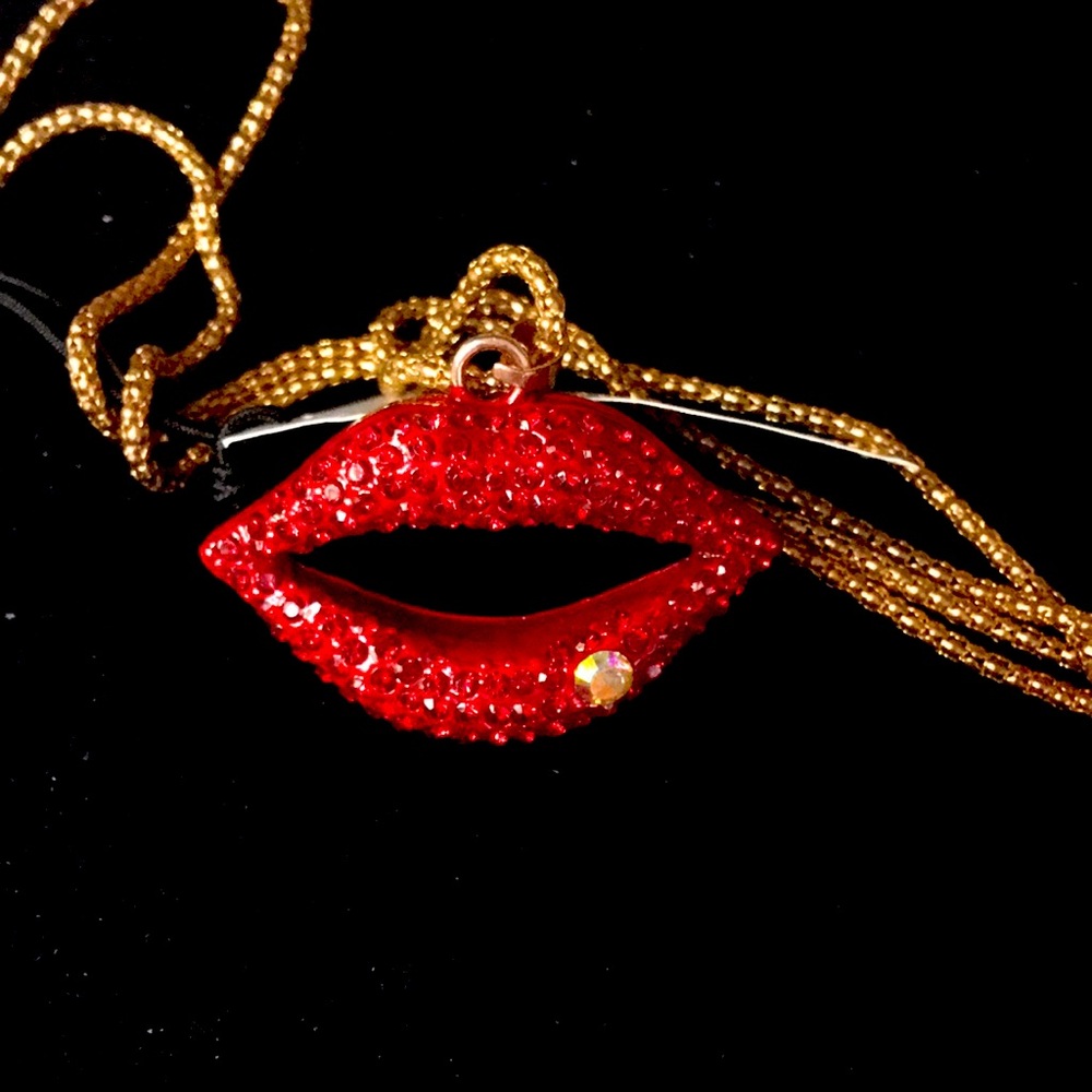 NWT Shimmery Red Lip Crystal Pendant Necklace - Picture 2 of 6